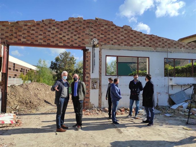 El alcalde de Logroño, Pablo Hermoso de Mendoza, y el rector de la UR, Juan Carlos Ayala, visitan las obras que unirán la calle Piscinas con La Cigüeña y Madre de Dios, uniendo el Científico Tecnológico con el resto del campus