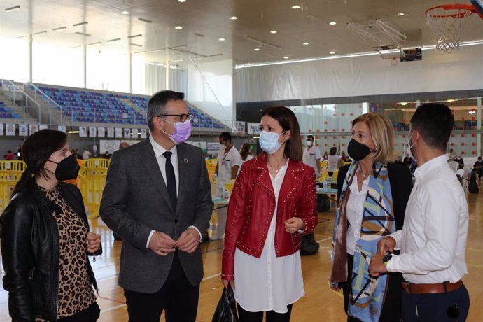 El secretario general del PSRM-PSOE, Diego Conesa,  junto a la alcaldesa de Águilas, Mari Carmen Moreno, la diputada regional Rosalía Casado y la parlamentaria nacional Marisol Sánchez Jódar, en Águilas