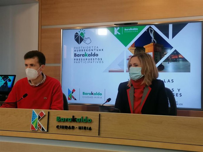 Gorka Zubiaurre y Amaia Del Campo en rueda de prensa para presentar el proceso de los presupuestos participativos de Barakaldo.