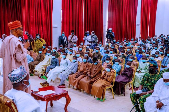 Archivo - El presidente de Nigeria, Muhammadu Buhari, se reúne con los más de 300 niños liberados tras su secuestro en una escuela del estado de Katsina por parte de presuntos miembros de Boko Haram