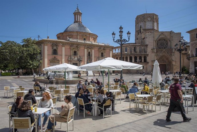 Varias personas en la terraza de un bar, el día en que se amplían a seis los comensales por mesa, a 12 de abril de 2021, en Valencia, Comunidad Valenciana (España). A partir de hoy, seis personas podrán sentarse juntas en bares y terrazas. También se fl