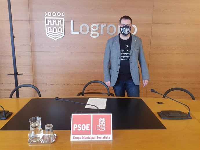 El portavoz del Grupo Municipal del PSOE, Iván Reinares, en comparecencia de prensa