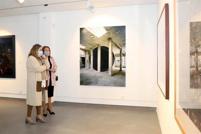 La presidenta de la Fundación Botí, Salud Navajas (izda.), y la concejala de Promoción, Cultura y Patrimonio Histórico del Ayuntamiento de Córdoba, Marian Aguilar, visitan la exposición.
