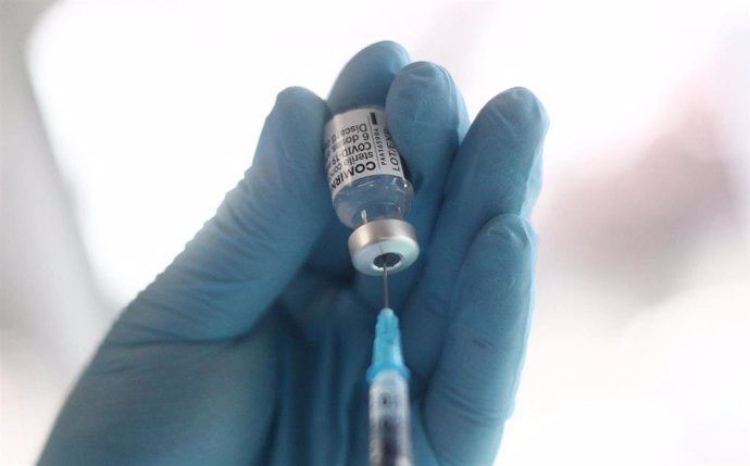 Un sanitario prepara una de las dosis de la vacuna Pzifer antes de suministrarsela a un anciano, en el Hospital Universitario de La Paz, a 12 de abril de 2021, en Madrid (España). La Paz es uno de los diez hospitales de la red pública madrileña que la C