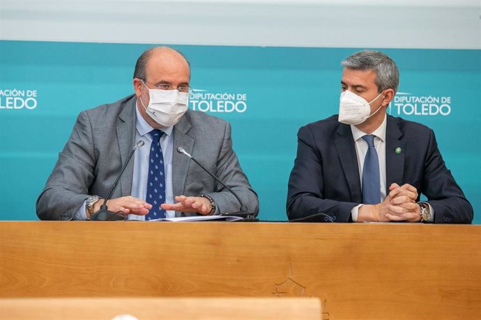 El vicepresidente de Castilla-La Mancha, José Luis Martínez Guijarro, mantiene una reunión, con el presidente de la Diputación de Toledo, Álvaro Gutiérrez.