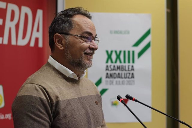 El responsable de Organización de IU Andalucía, Francisco Javier Camacho, este viernes en rueda de prensa.
