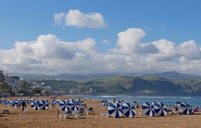 Archivo - Ambiente en la Playa de las Canteras el día del comienzo del invierno, en Las Palmas de Gran Canaria, Canarias (España), a 21 de diciembre de 2020.  