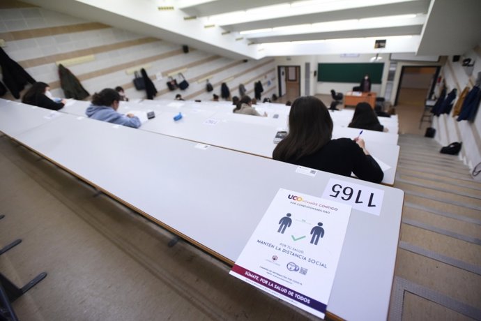 Archivo - Alumnos durante un examen presencial