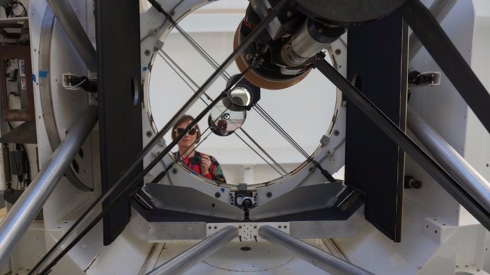 La investigadora Celine d'Orgeville en el telescopio australiano equipado con el láser de guía estelar EOS