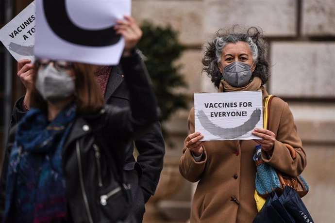 Una mujer sostiene un cartel donde se lee Vaccines for Everyone! durante una manifestación que reclama la liberación de las patentes de las vacunas para el Covid-19, a 7 de abril de 2021, en Valencia