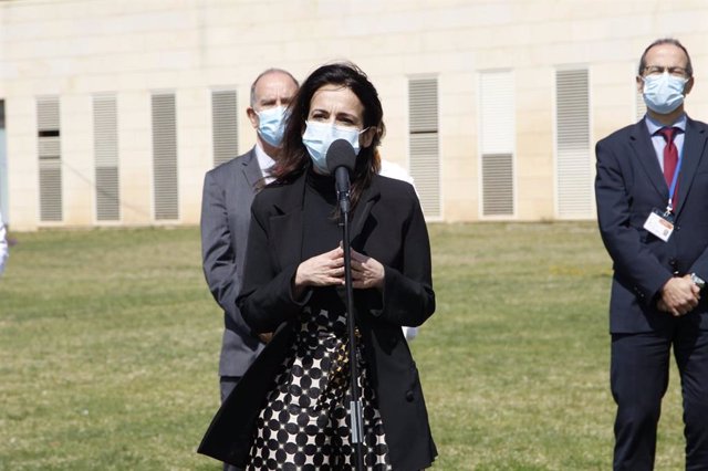 La secretaria de Estado de Sanidad, Silvia Calzón, atendiendo a los medios desde el Hospital Son Llàtzer.