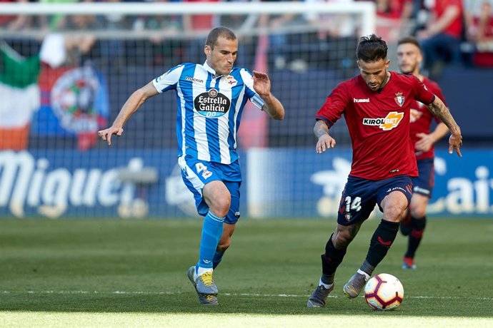 Archivo - Ruben García (forward; CA Osasuna) and Alex Bergantiños (midfield; RC Deportivo) during the Spanish football of La Liga 123, match between CA Osasuna and RC Deportivo at the Sadar stadium, in Pamplona (Navarra), Spain, on Saturday, April 13, 2