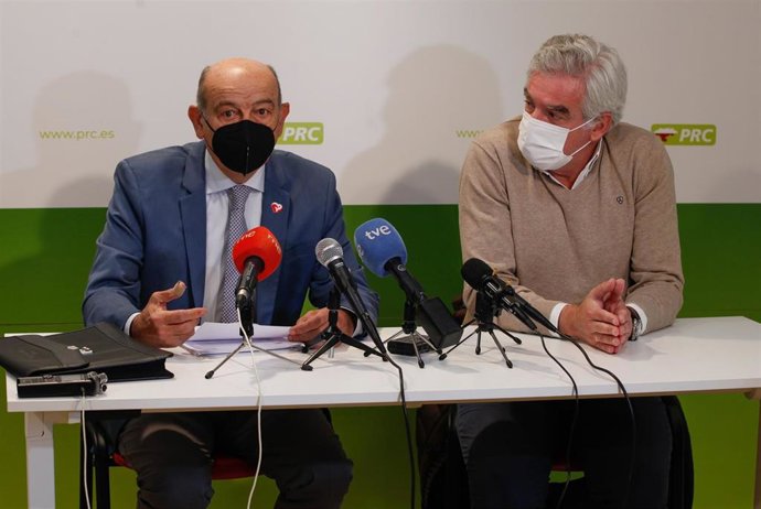 El diputado nacional regionalista, José María Mazón, y el secretario general del PRC en Santander, José María Fuentes-Pila, en rueda de prensa