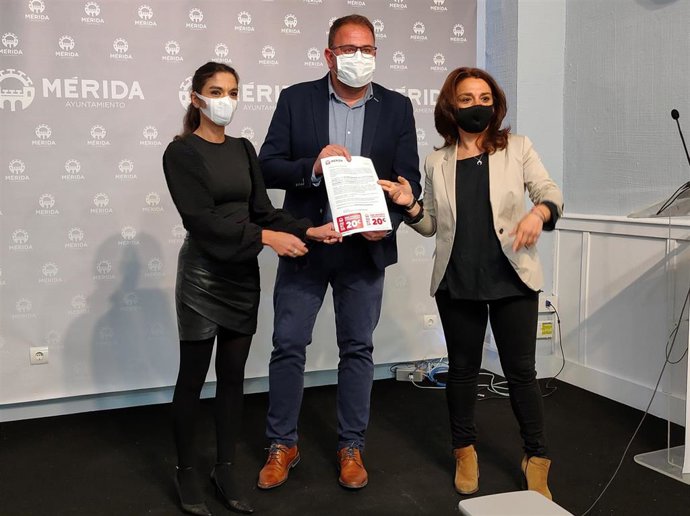 El alcalde de Mérida, Antonio Rodríguez Osuna, acompañado por las delegadas de Turismo y Comercio, Pilar Amor y Silvia Fernández, con la carta que llegará a los domicilios con los bonos descuento.