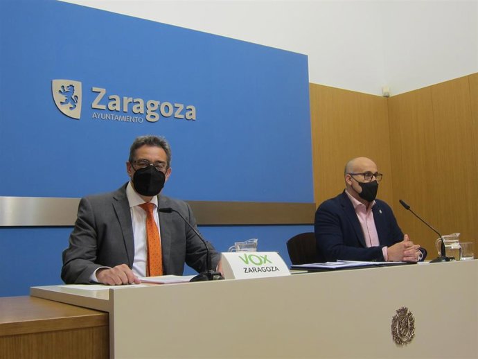 El portavoz del grupo municipal de VOX en el Ayuntamiento de Zaragoza, Julio Calvo, y el diputado provincial de esta formación en la Diputación de Zaragoza, Carlos Rodrigo