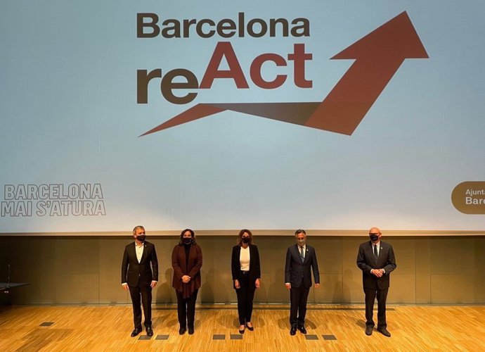 El teniente de alcalde, Jaume Collboni; la alcaldesa de Barcelona, Ada Colau; la vicepresidenta y ministra de Transición Ecológica, Teresa Ribera; el conseller de Empresa y Conocimiento, Ramon Tremosa, y el consejero delegado de GSMA, John Hoffman.
