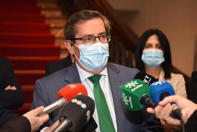 El presidente de la Diputación de Granada, José Entrena, atiende a los medios de comunicación.