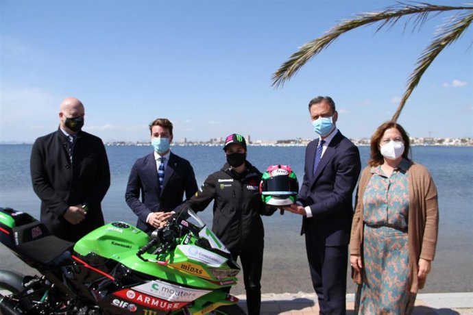 El consejero de Presidencia, Turismo y Deportes, junto con la alcaldesa de San Pedro del Pinatar, la deportista Ana Carrasco, el director general de Deportes y el director de Deportes de la UCAM