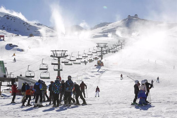 Archivo - Esquiadores  con mascarillas en la estación de esquí de Sierra Nevada que ha inaugurado esta mañana  la temporada invernal con un aforo limitado a los 6.000 esquiadores, en cumplimiento de las recomendaciones de las autoridades sanitarias por 