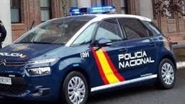 Archivo - Un coche de la Policía Nacional patrullando las calles de Valladolid.