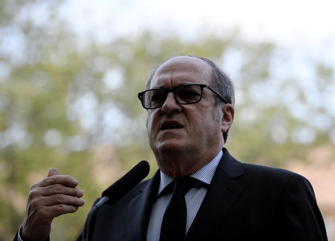 El candidato del PSOE a la Presidencia de la Comunidad de Madrid, Ángel Gabilondo, interviene durante una visita a la localidad de Rivas-Vaciamadrid, a 14 de abril de 2021. Esta es una de las visitas preelectorales que el candidato socialista está reali