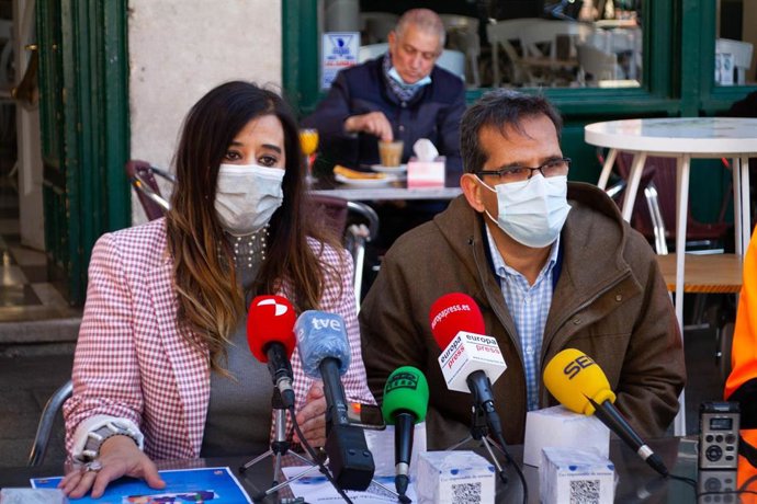 El delegado territorial de la Junta, Augusto Cobos, junto a la presidenta de la Asociación de Hosteleros, María José Hernández.
