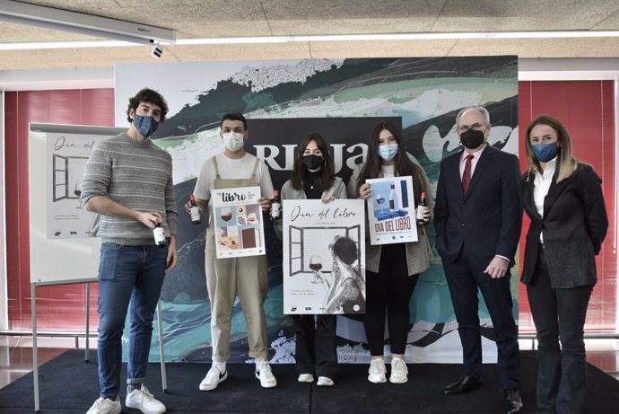 Momento de la entrega de los premios del concurso de diseño del cartel y de la etiqueta de los botellines de Rioja