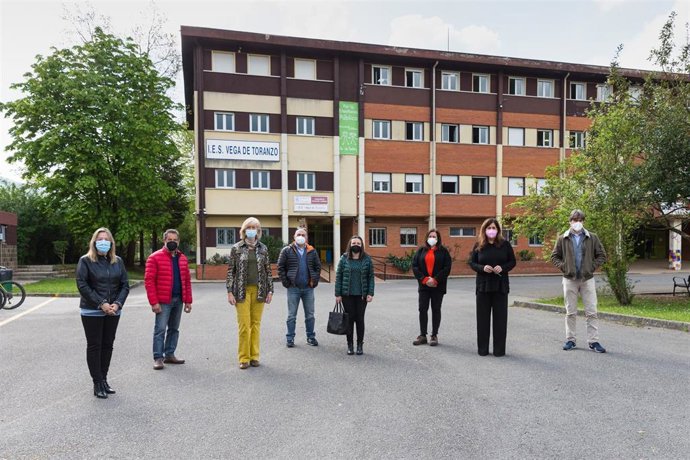 La consejera de Educación y Formación Profesional, Marina Lombó, en el IES Vega de Toranzo
