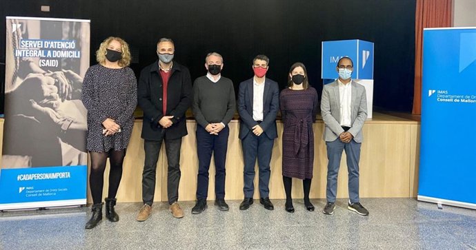 El conseller de Derechos Sociales y presidente del IMAS, Javier de Juan, junto con representantes de los ayuntamientos de Búger, Campanet y Selva.