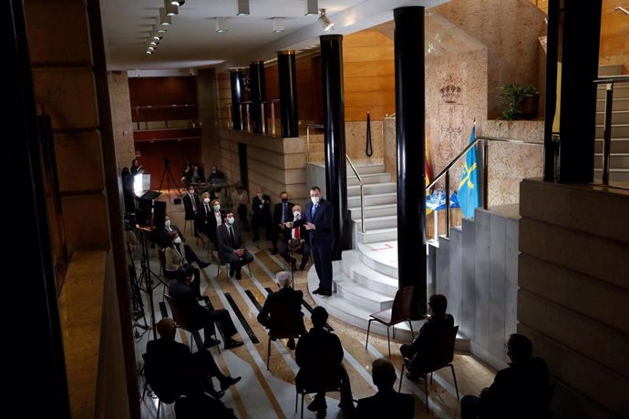 El presidente del Principado de Asturias, Adrián Barbón, en el acto conmemorativo del 35 aniversario de la reforma del edificio de la sede de Presidencia.
