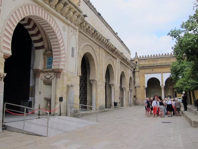 Archivo - Un grupo de turistas en el Patio de los Naranjos de la Mezquita en una imagen de archivo 