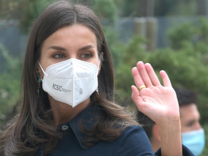 La Reina Letizia, en un bello primer plano, saludando a quienes la esperaban en el acto que ha tenido este viernes
