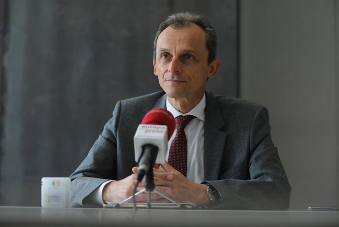 El ministro de Ciencia e Innovación, Pedro Duque, durante una entrevista para Europa Press a 14 de abril de 2021, en Madrid (España). El titular de Ciencia e Innovación afirmó este lunes ante los medios que quedan semanas para que uno de los tres proy