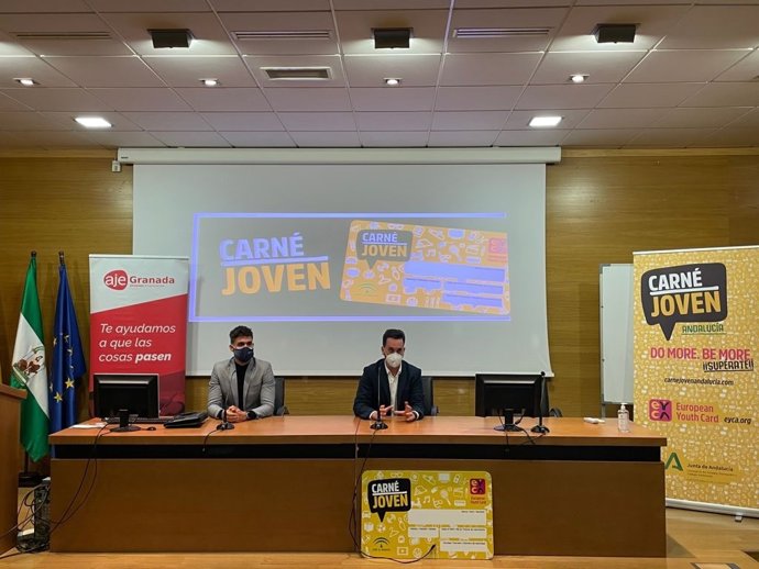 El asesor del Instituto Andaluz de la Juventud (IAJ), Juan Carlos Aybar, y el presidente de la Asociación de Jóvenes Empresarios (AJE) de Granada, José Antonio Martínez Amat, durante la firma del  acuerdo de cooperación.