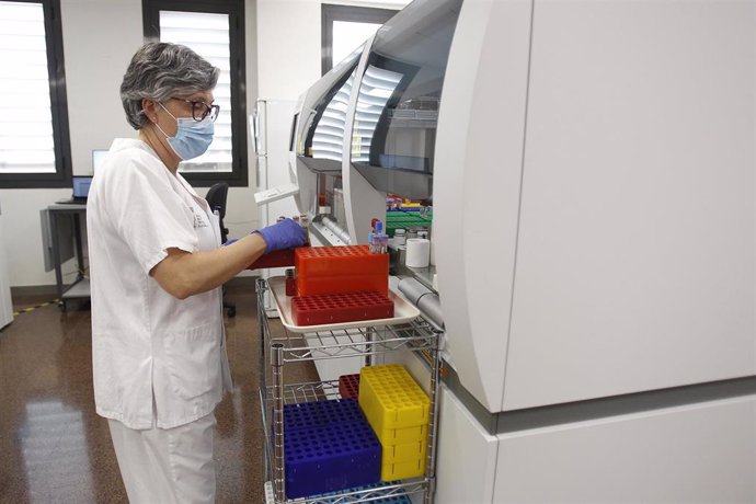 Una empleada sanitaria trabaja en las instalaciones del Laboratorio del Hospital Son Lltzer, a 16 de abril de 2021, donde se ha modernizado equipamiento.