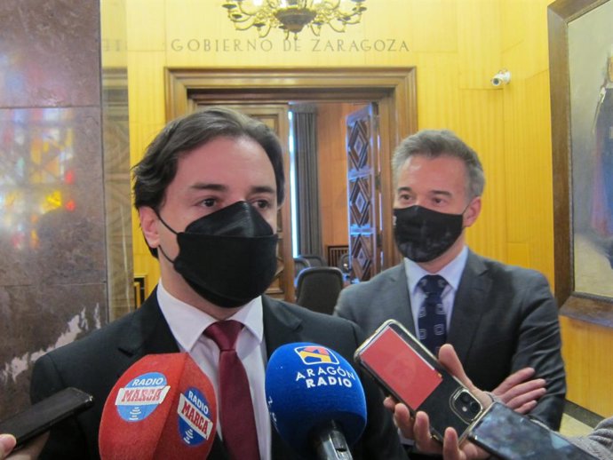 El consejero municipal de Urbanismo, Víctor Serrano, y el coordinador del servicio de asesoría legal ante la ocupación ilegal del Colegio de Abogados, Alberto Peiró