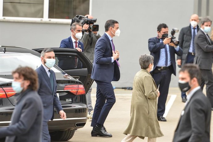 El presidente del Gobierno, Pedro Sánchez, llega a la farmacéutica Hipra en Amer (Girona).