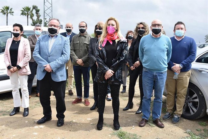 La diputada del PP por Málaga Carolina España junto al alcalde de Alhaurín de la TOrre, Joaquín VIllanova, entre otros.