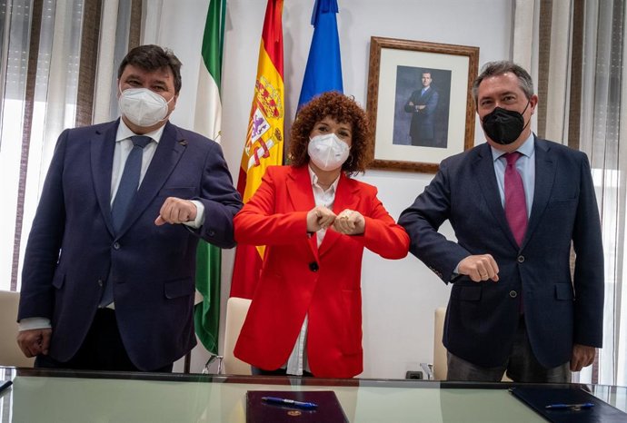 La presidenta de la Diputación de Huelva, María Eugenia Limón, el alcalde de Huelva, Gabriel Cruz, y el alcalde de Sevilla, Juan Espadas, firman un convenio de colaboración para promocionar sectores económicos de relevancia.
