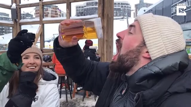 Esto es lo que pasa con una cerveza cuando la gravedad desafía el proceso de congelación
