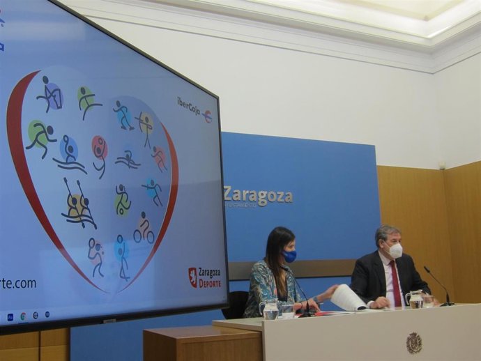 La concejal delegada de Deportes, Cristina García, y el jefe de Negocio Institucional y Patrocinios de Ibercaja, Fernando Arcega,