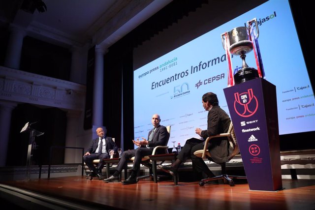 La Copa del Rey, junto a los intervienientes en el encuentro informativo de Europa Press, Javier Imbroda, Luis Rubiales y Francisco Morón