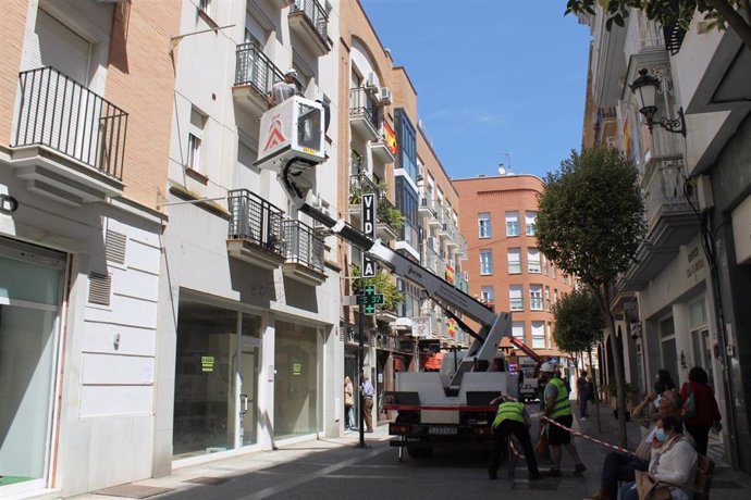Inicio de la instalación de toldos en la calle José Nogales de la capital.
