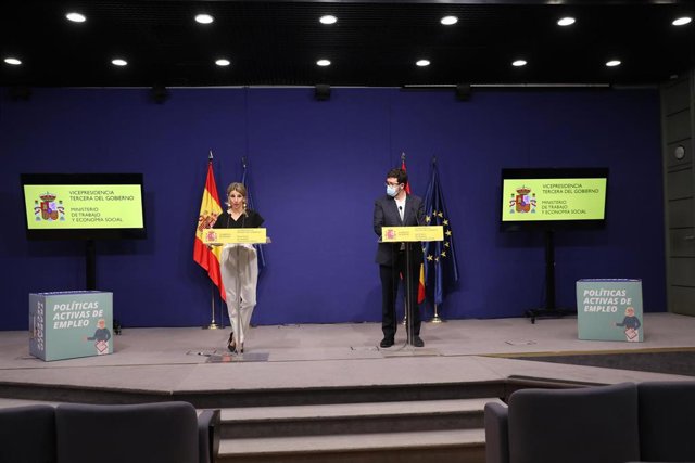 La vicepresidenta tercera del Gobierno y ministra de Trabajo y Economía Social, Yolanda Díaz, junto al secretario de Estado de Empleo, Joaquín Pérez Rey, comparecen en el Ministerio de Trabajo y Economía Social, a 16 de abril de 2021, en Madrid (España). 