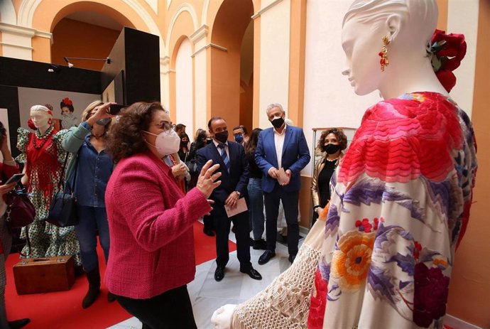 Vera, en la exposición 'La evolución del traje de flamenca' en el Ayuntamiento de Sevilla