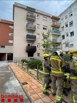 Els Bombers de la Generalitat al pis que s'ha incendiat a Cass de la Selva (Girona).