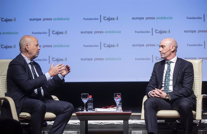 El presidente de la Real Federación Española de Fútbol (RFEF), Luis Rubiales (d) y el consejero de Educación y Deportes de la Junta, Javier Imbroda (i),en los encuentros informativos de Europa Press Andalucía, con el patrocinio de Fundación Cajasol, Atl