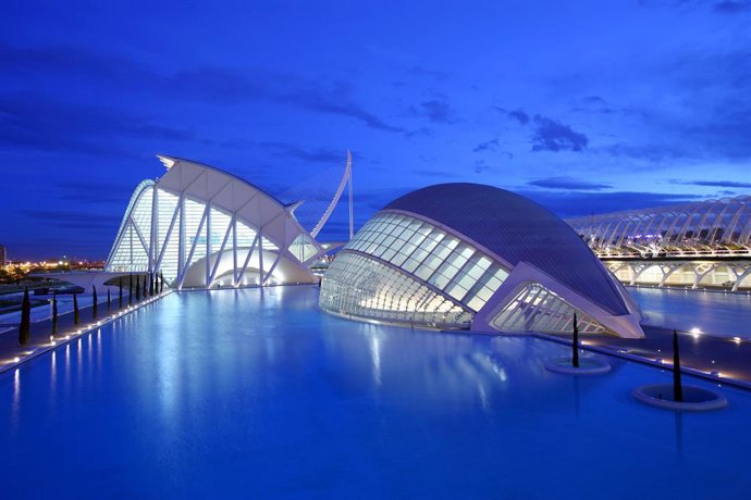 Archivo - Ciudad de las Artes y las Ciencias teñida de azul