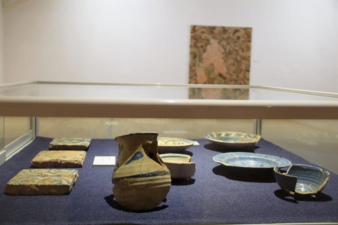 La exposición es una oportunidad para disfrutar de piezas de colecciones municipales de arqueología, cerámica, pintura o grabado, que habitualmente no están visibles.