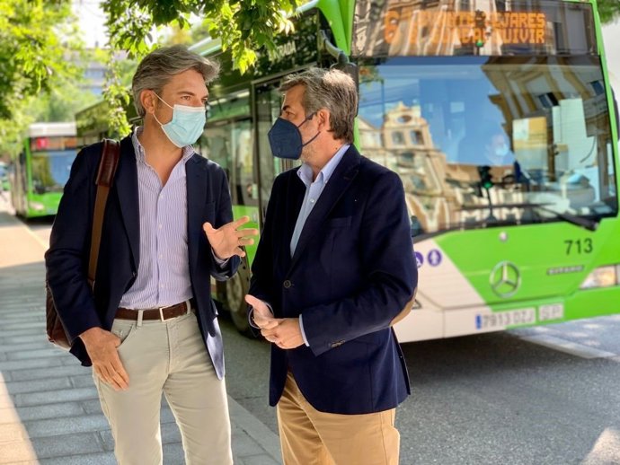 El diputado nacional y portavoz de Transportes, Movilidad y Agenda Urbana del PP en el Congreso de los Diputados, Andrés Lorite, y el delegado de Movilidad en el Ayuntamiento de Córdoba, Miguel Ángel Torrico.